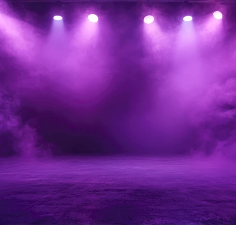 Mωβ φωτισμένο stage backdrop με καπνό, ιδανικό για photobooth και event photography.